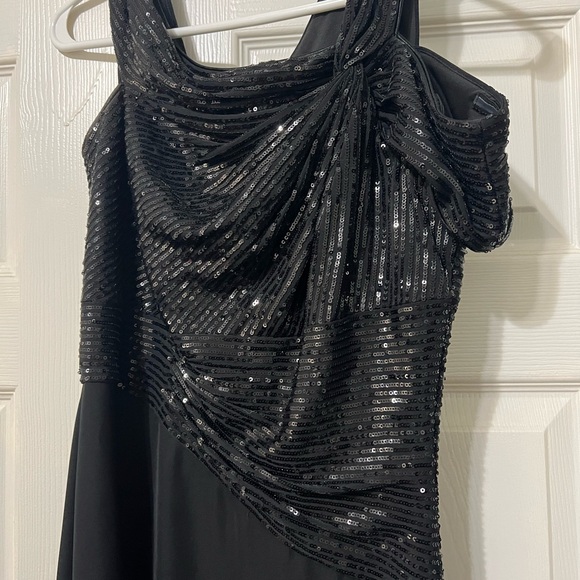 TADASHI SHOJI Elegant Black Off-Shoulder Gown - Picture 7 of 13